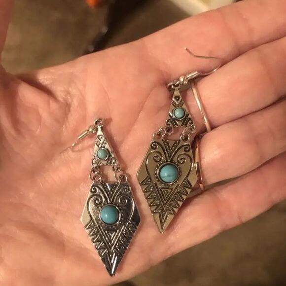 🪷Lightweight SilverTone Turquoise Boho Hook Drop Earrings - Picture 16 of 16